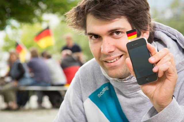 Produktdesignstudent Christopher Camillo Czichy peilt mit seiner Erfindung, einer kleinen Deutschlan