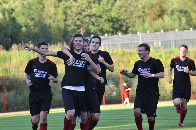 Die Kicker des SV Röchling Völklingen 06 kicken am 7. Juli 2012 vor heimischer Kulisse. Die Einnahm Die Kicker des SV Röchling Völklingen 06 kicken am 7. Juli 2012 vor heimischer Kulisse. Die Einnahm