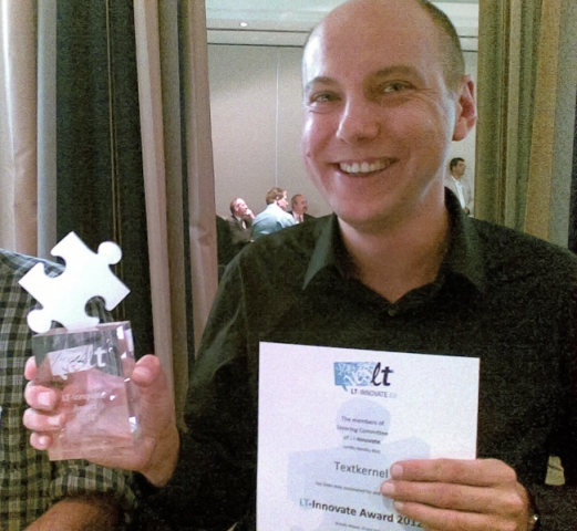 Jakub Zavrel, CEO von Textkernel nimmt den LT Innovate Award für die Förderung eines transparenten e Jakub Zavrel, CEO von Textkernel nimmt den LT Innovate Award für die Förderung eines transparenten e