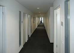 Die flächenbündigen Fenster Planline trennen die Büroräume vom Flur Die flächenbündigen Fenster Planline trennen die Büroräume vom Flur