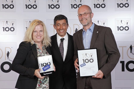Übergabe der Top 100-Auszeichnung durch Mentor Ranga Yogeshwar an Stephanie Johnston-Biggs und Wolfg Übergabe der Top 100-Auszeichnung durch Mentor Ranga Yogeshwar an Stephanie Johnston-Biggs und Wolfg