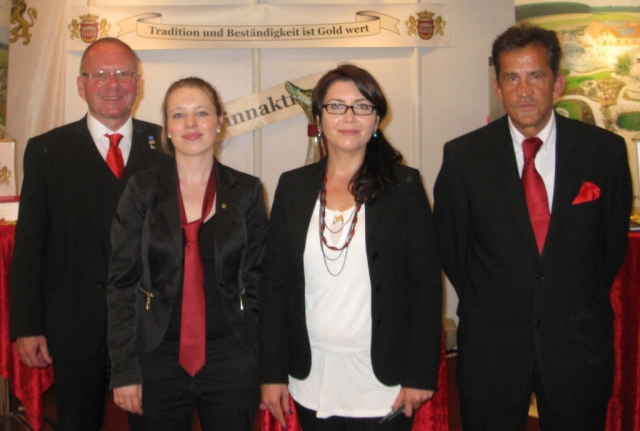 Von links: Das MONARCHIS Promotion-Team mit Herr Gerhard Markof, Frau Tina Krüger, Frau Karmer Aksoy Von links: Das MONARCHIS Promotion-Team mit Herr Gerhard Markof, Frau Tina Krüger, Frau Karmer Aksoy