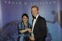 Frau Sharifah Amirah, Frost & Sullivan und Geir Langfeldt Olsen, President EMEA