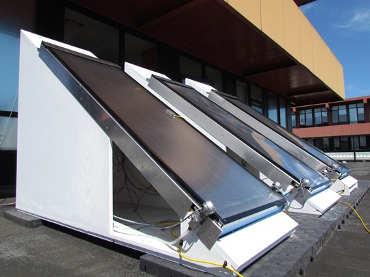 Auf dem Dach der VU Universität Amsterdam (VU) installierte Test-Solarpaneelen Auf dem Dach der VU Universität Amsterdam (VU) installierte Test-Solarpaneelen