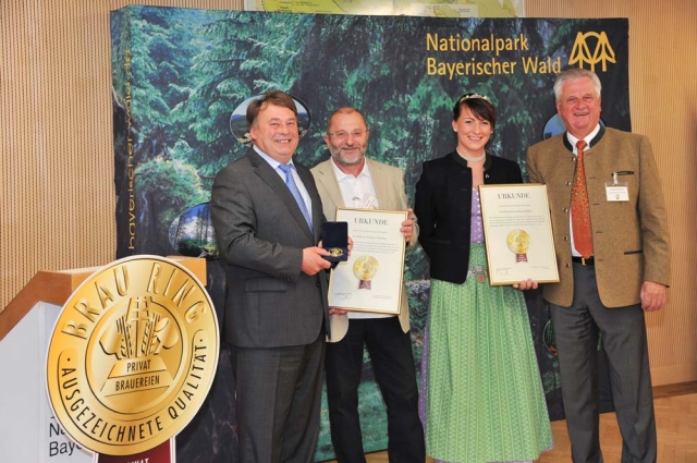 Unser Foto zeigt: Bayr. Staatsminister Helmut Brunner (l.) die Bayrische Bierkönigin Barbara Horstma