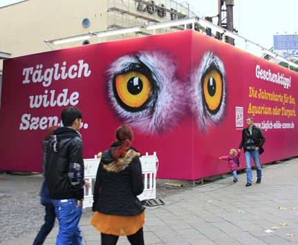 Wirkungsvolle Außenwerbung am Bauzaun vor dem Zoopalast