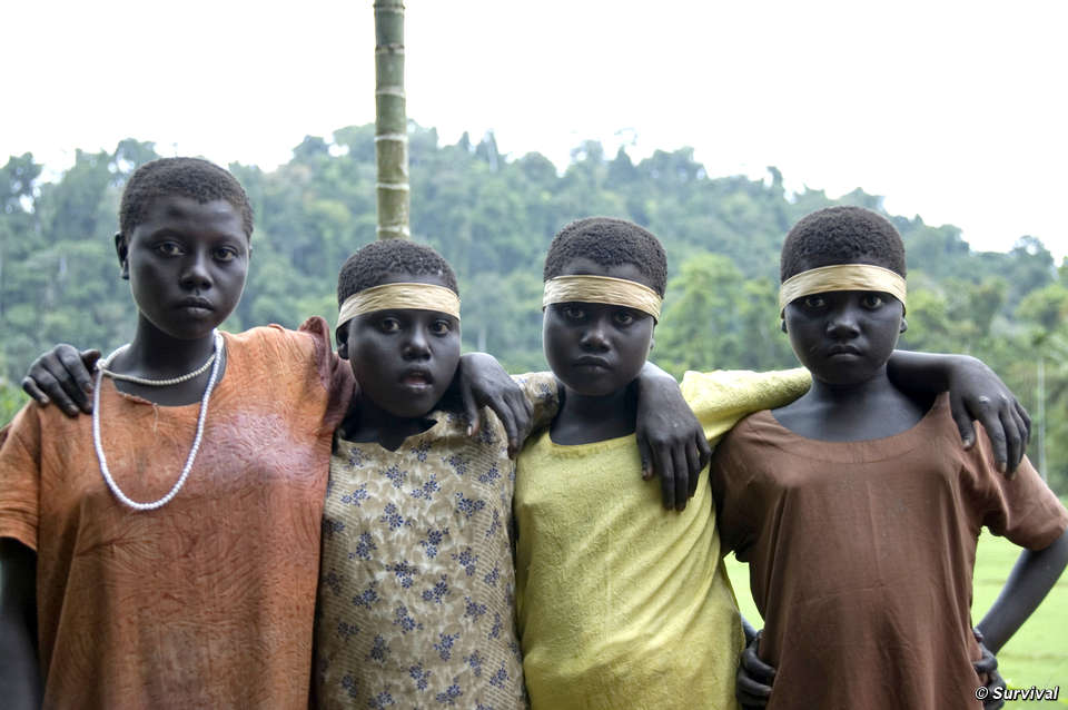 Touristenbeuten das indische Jarawa-Volk aus. © Survival