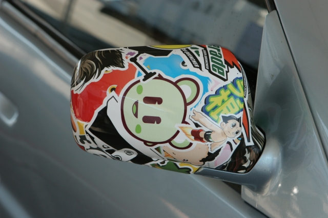 Seitenspiegel mit Sticker Bomb Folie Seitenspiegel mit Sticker Bomb Folie