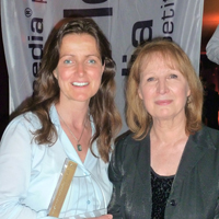 Dr. E. Decker, GF Meavision (lks.) mit C. Chinbuah, Gründerin und Organisatorin des Festivals (r.)