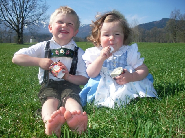 Bei der Arbeit: Testesser Helena und Hansi. Bei der Arbeit: Testesser Helena und Hansi.