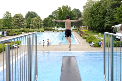 Bevor man ins Wasser springt, muss man ganz genau hinschauen, doch auch ein Schwimmer muss aufpassen