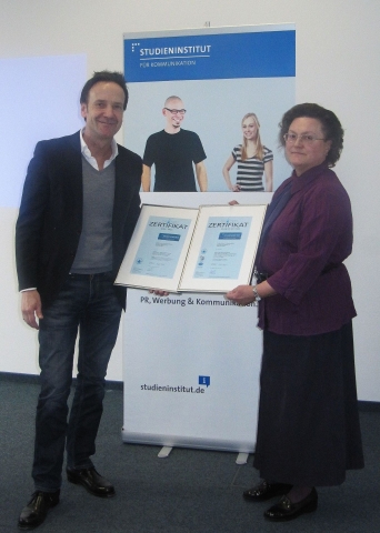Barbara Pospiech, Corporate Quality Akademie,überreicht Michael Hosang, Geschäftsführer Studieninsti Barbara Pospiech, Corporate Quality Akademie,überreicht Michael Hosang, Geschäftsführer Studieninsti