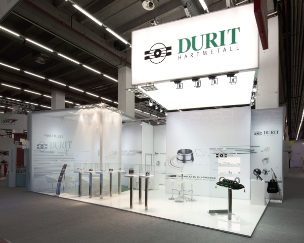 Klar und visionär: Der DURIT-Messestand hebt sich durch sein markenprägendes Design positiv ab. Klar und visionär: Der DURIT-Messestand hebt sich durch sein markenprägendes Design positiv ab.