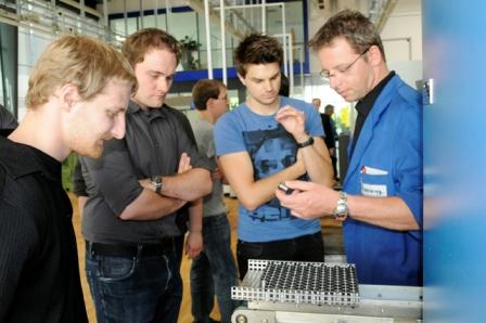 Studierende der Fertigungstechnik mit dem stellvertretenden Ausbildungsleiter Michael Barth während Studierende der Fertigungstechnik mit dem stellvertretenden Ausbildungsleiter Michael Barth während