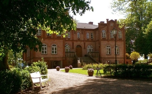 Herrenhaus des im 13. Jahrhundert erstmalig erwähnten Gut Görtz. Herrenhaus des im 13. Jahrhundert erstmalig erwähnten Gut Görtz.