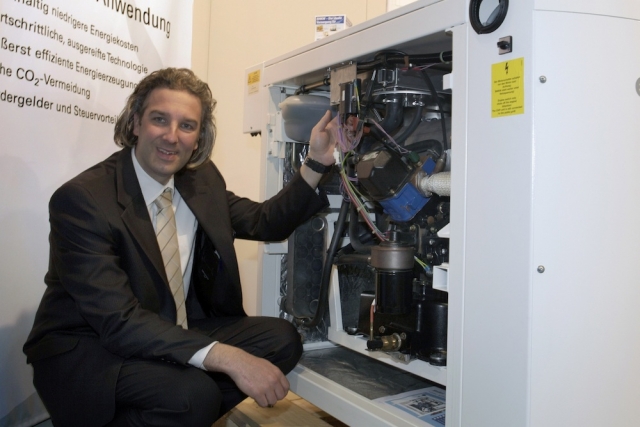 André Engelhardt, technischer Experte im Hause PROGAS, präsentiert ein flüssiggasbetriebenes BHKW. F