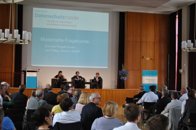Berliner Datenschutzrunde 2012 - Cornelia Rogall-Grothe und Jan Philipp Albrecht in der Diskussion m Berliner Datenschutzrunde 2012 - Cornelia Rogall-Grothe und Jan Philipp Albrecht in der Diskussion m