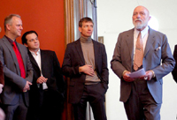 Markus Lüpertz (r.) bei der Laudatio - Eberhard Hauser, Alex Knych und Martin Hagen (v.l.) hören zu Markus Lüpertz (r.) bei der Laudatio - Eberhard Hauser, Alex Knych und Martin Hagen (v.l.) hören zu