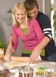 Verliebtes Pärchen beim Backen