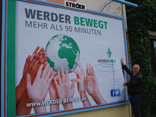 Klaus-Dieter Fischer legt letzte Hand an das Plakat © SV Werder Bremen
