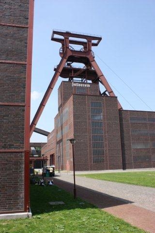 Links unten im Bild sieht man die restaurierten Betonfundamente und die mit einem neuen Korrosionsan Links unten im Bild sieht man die restaurierten Betonfundamente und die mit einem neuen Korrosionsan