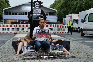 Nackter Protest vor ?Berliner Fashion Week? sorgte für Aufsehen Nackter Protest vor ?Berliner Fashion Week? sorgte für Aufsehen