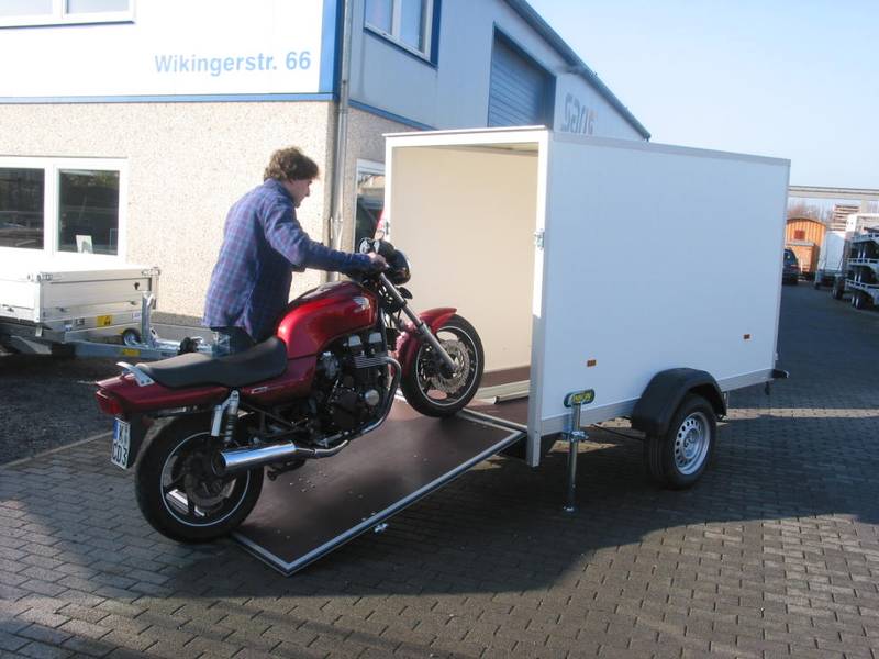 Check vor der Urlaubsreise: sicher fahren mit Anhänger (© trailerdiscount.de) Check vor der Urlaubsreise: sicher fahren mit Anhänger (© trailerdiscount.de)