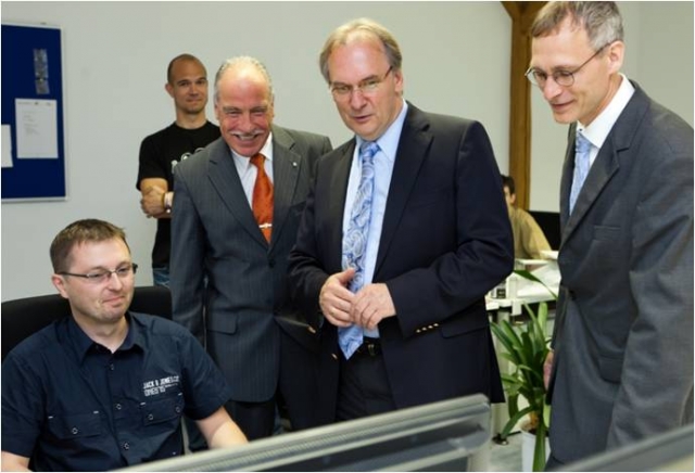 Vorstand Kahlert (r.) und Ministerpräsident Haseloff (zweiter v.r.) Vorstand Kahlert (r.) und Ministerpräsident Haseloff (zweiter v.r.)