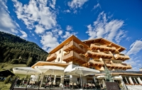 Außenansicht mit Terrasse (Naturhotel Tandler) Außenansicht mit Terrasse (Naturhotel Tandler)