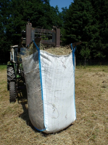 Praktischer Helfer: Der neue Heu Big Bag von Ixkes. Praktischer Helfer: Der neue Heu Big Bag von Ixkes.