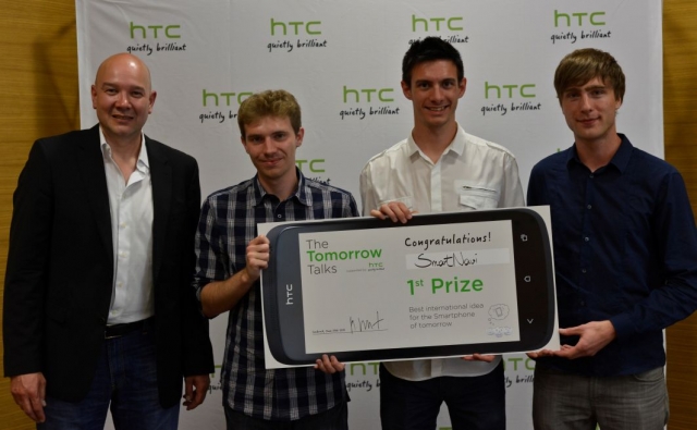 Stefan Streit, Vice President Marketing und Retail bei HTC EMEA, mit dem Gewinner-Team der TU Ilmena Stefan Streit, Vice President Marketing und Retail bei HTC EMEA, mit dem Gewinner-Team der TU Ilmena