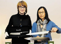 Gertrud Kraft (links),Inhaberin von „Küchenmeister“ und Besucherin Judith Benecke Foto: Claus Völker Gertrud Kraft (links),Inhaberin von „Küchenmeister“ und Besucherin Judith Benecke Foto: Claus Völker