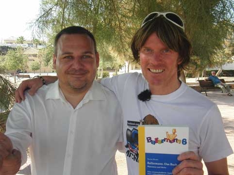 Dr. Sacha Szabo und Mickie Krauseüberprüfen Thesen aus dem Buch auf Mallorca