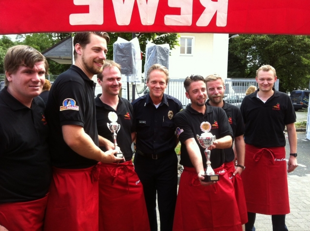 Klaus Lorenz von Hot Mamas (Mitte) freut sich mit dem Grillteam