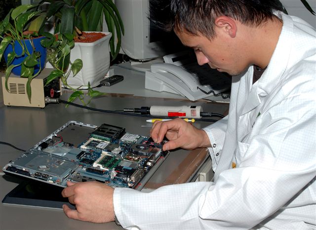 Service Techniker der ime mobile solutions GmbH Notebook Service & Logistik Center