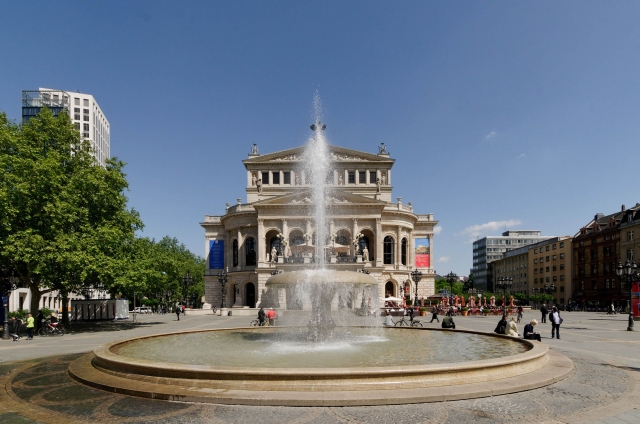 Ein beliebter Treffpunkt in Frankfurt: der Platz vor der Alten Oper mit dem Lucae-Brunnen im Mittelp