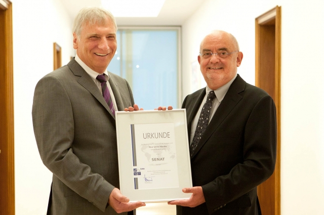 Peter Nußbaum und Lovro Mandac bei der Urkundenverleihung Peter Nußbaum und Lovro Mandac bei der Urkundenverleihung
