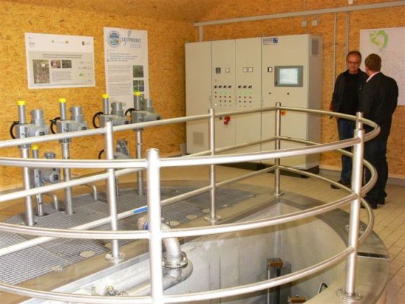 Technisch durchdacht: Der Verteilerschacht regelt den Grundwasserspiegel im Benninger Ried Technisch durchdacht: Der Verteilerschacht regelt den Grundwasserspiegel im Benninger Ried