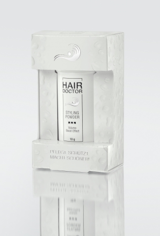 Das Hair Doctor Styling Powder sorgt für Haar-Kontrolle aus der Puder-Dose ohne sichtbare Styling-Sp Das Hair Doctor Styling Powder sorgt für Haar-Kontrolle aus der Puder-Dose ohne sichtbare Styling-Sp