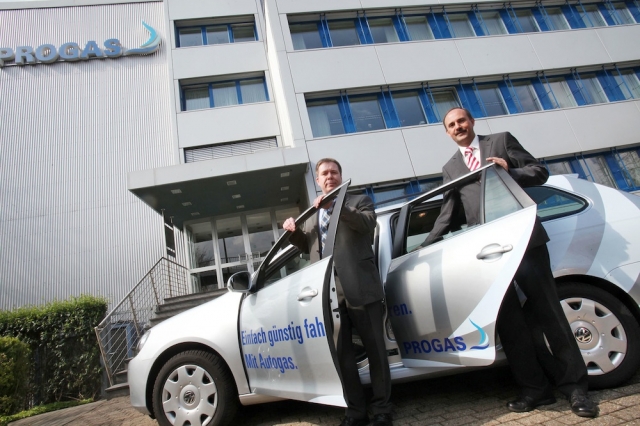 Fuhrparkmanager Frank Pfister (links) und Marketingleiter Christian Osthof freuen sichüber den Tests