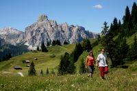 Wanderung mit Dolomiten-Panorama (Hotel Sassongher) Wanderung mit Dolomiten-Panorama (Hotel Sassongher)