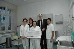 Dr. Jenny de La Torre nimmt die Spende der KWHC GmbH entgegen Dr. Jenny de La Torre nimmt die Spende der KWHC GmbH entgegen