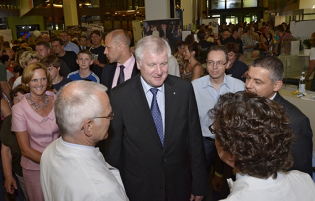 Der Bayerische Ministerpräsident Horst Seehofer gehörte zu den Gratulanten beim Tag der offenen Tür 
