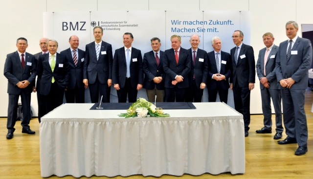 MULTIVAC - Initiative DIAE - Christian Traumann (CFO bei MULTIVAC; 6. von links)