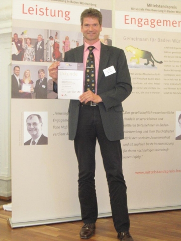 Jürgen Wennemer (Geschäftsführer der kontech GmbH), stolz mit der Urkunde zum Mittelstandspreis für Jürgen Wennemer (Geschäftsführer der kontech GmbH), stolz mit der Urkunde zum Mittelstandspreis für