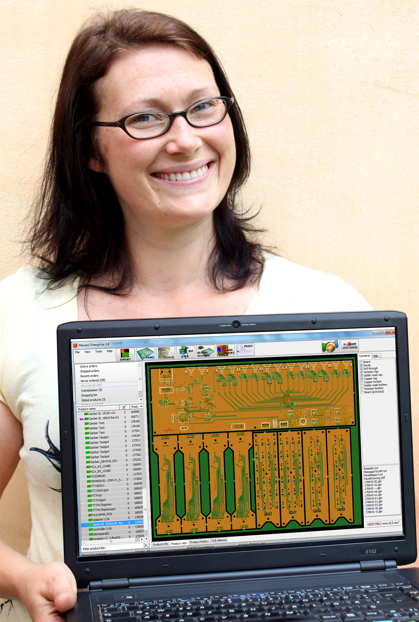 Geschäftsleiterin von Elprint Deutschland, Johanna Kraus, zeigt die Software MACAOS Enterprise.