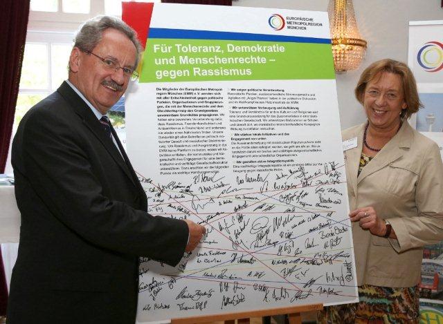 Unterzeichnen die Resolution: Münchens OB Christian Ude, Landrätin Johanna Rumschöttel(Lkr. München) Unterzeichnen die Resolution: Münchens OB Christian Ude, Landrätin Johanna Rumschöttel(Lkr. München)