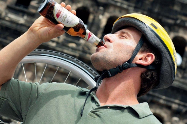 Alkoholfreies Bier: An warmen Tagen, auf Radtouren oder beispielsweise nach dem Sport ist ein alkoho Alkoholfreies Bier: An warmen Tagen, auf Radtouren oder beispielsweise nach dem Sport ist ein alkoho