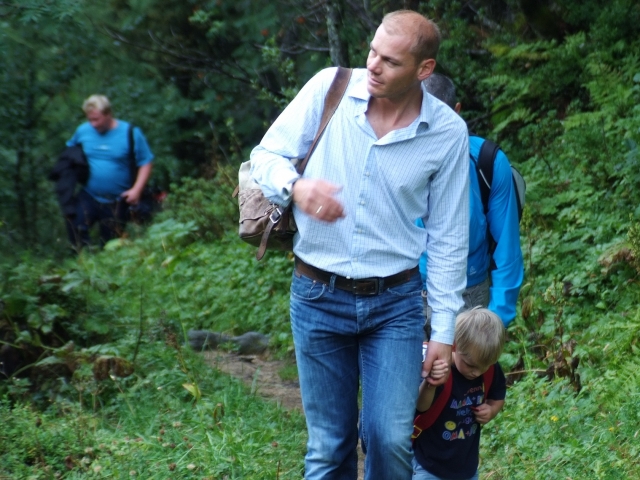 Der Skiweltmeister Michael Walchhofer wandert mit seinen Gästen vom Hotel Zauchenseehof durch die Be Der Skiweltmeister Michael Walchhofer wandert mit seinen Gästen vom Hotel Zauchenseehof durch die Be