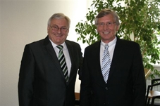 Armin Truksa (links), National Director Automotive Sector bei Ricoh Deutschland, mit Hartmut Bahr, G